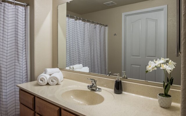 1 BR Apt with Parking by Frontdesk