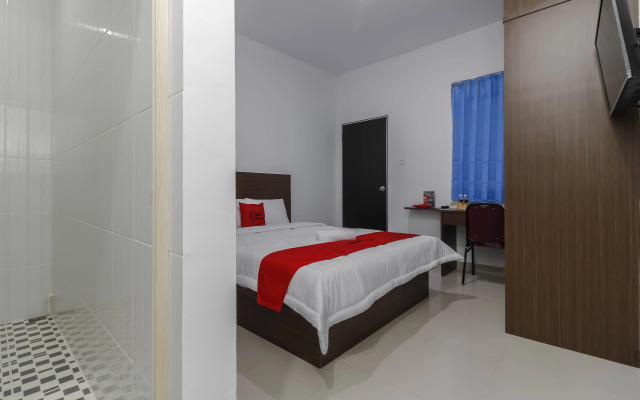 RedDoorz Plus Near Kepri Mall