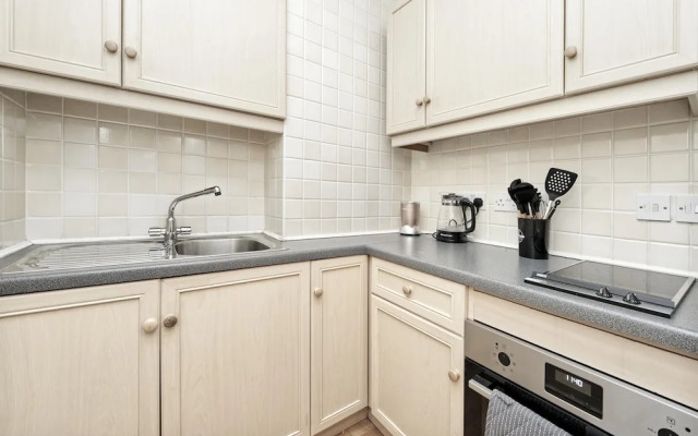 Historic Whitehall Flat in SW1 by Underthedoormat