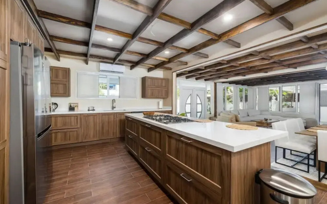 New 5 Bedroom Private Pool Near Superfood