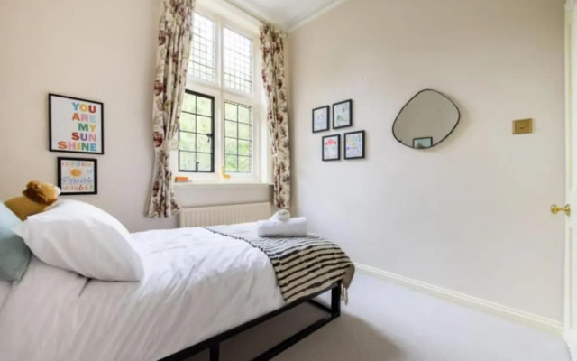 The Woking Wonder Captivating 3bdr Flat With Parking