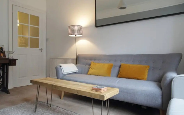 2 Bedroom Flat Near City Centre