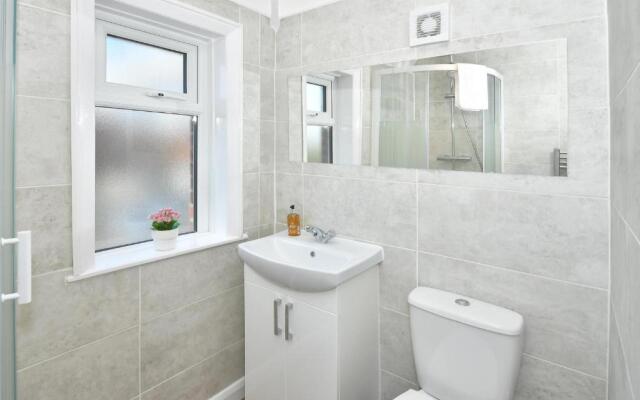 Orion House - sleeps 6, driveway, garden