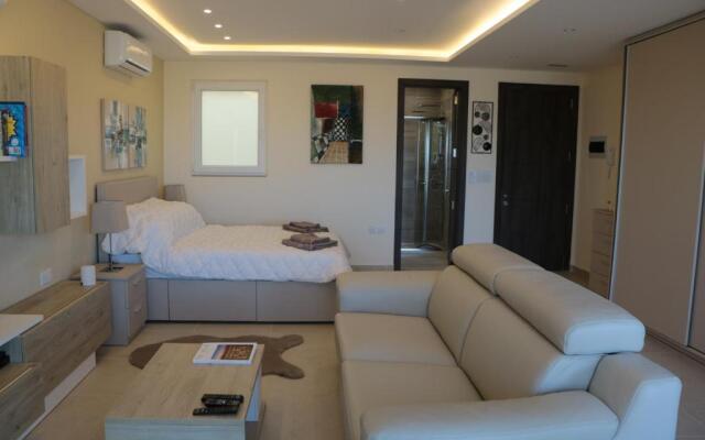 Wileg 4A Luxury Studio Apartment with Shared Swimming Pool.