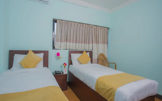 OYO 271 Hotel Golden Three