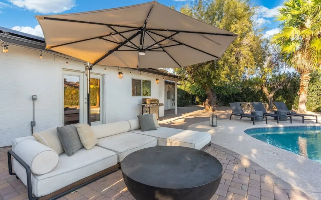 Pickle Putt Retreat Pool Pickleball Putt Grn