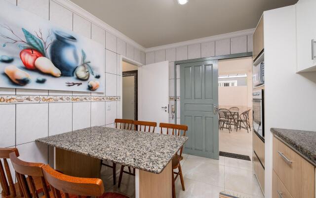 Linda casa de 2 andares c/churrasq RJG011