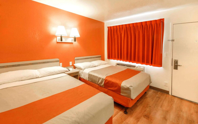 Motel 6 Huntsville, TX