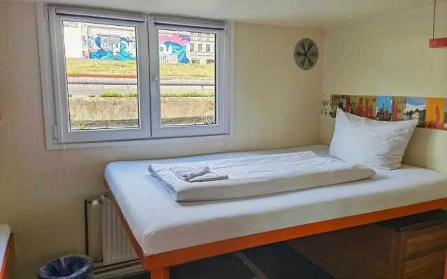 Eastern Comfort - The swimming hostel