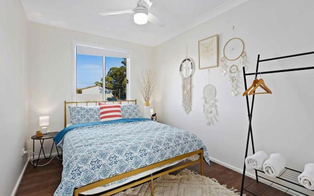 Pet Friendly Walk to the Water Park Shops and the Club – Guest Rooms – Sanctuary Point
