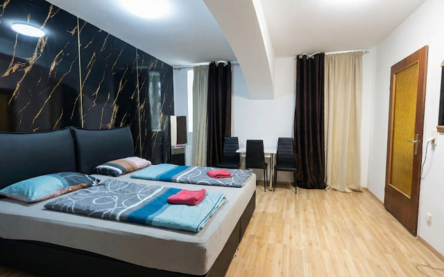 Cozy 1BR Plus LR Near Amusement Park