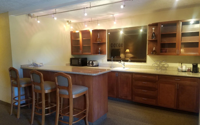 Best Western Plus Rivershore Hotel