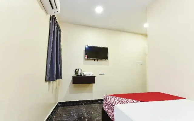 Th Hotel by OYO Rooms