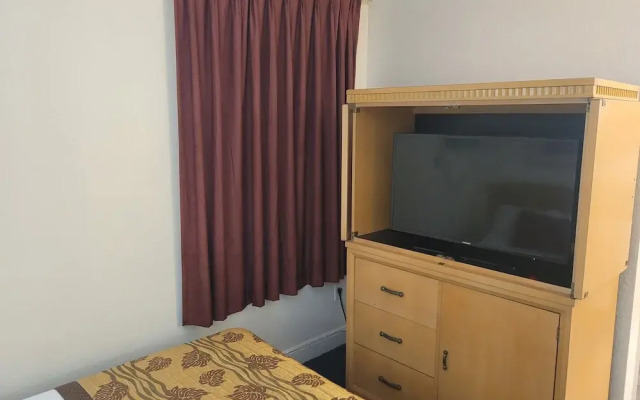 Queens Lodge Motel