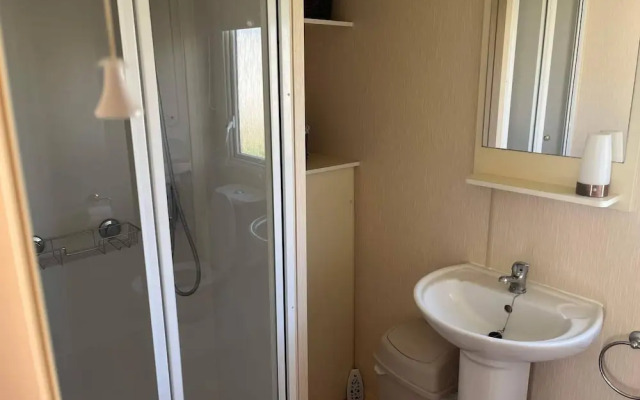 Pets go Free Family 3 Bed Caravan With Decking