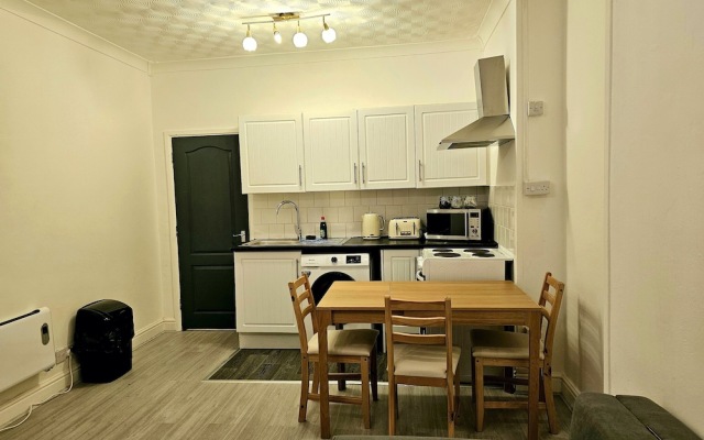 Cosy 1 Bedroom Flat Near Bridgend Town Centre