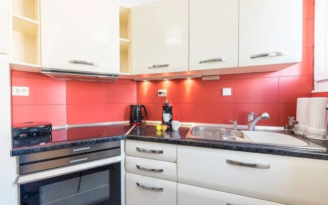 Central Flat with Cosy Sunny Terrace