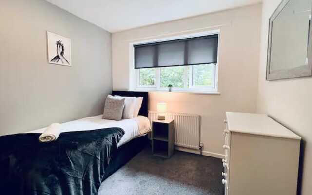 Stylish Townhouse With Free Parking in Liverpool