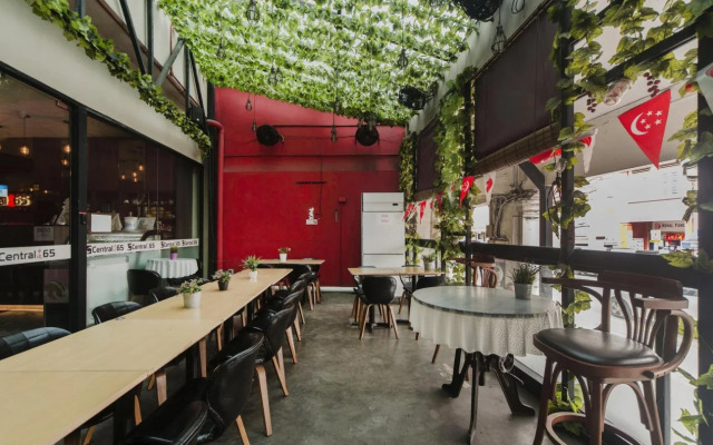 Central 65 Hostel & Cafe