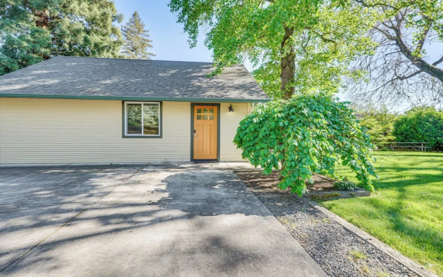 Welcoming Grants Pass Retreat - Walk to Park!