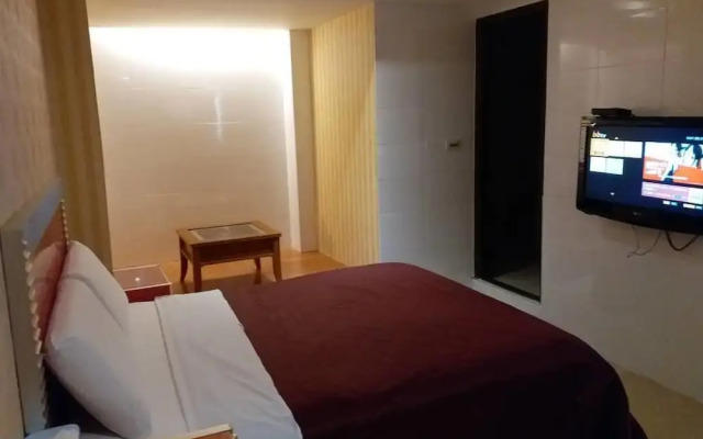 Meets Happy Hotel