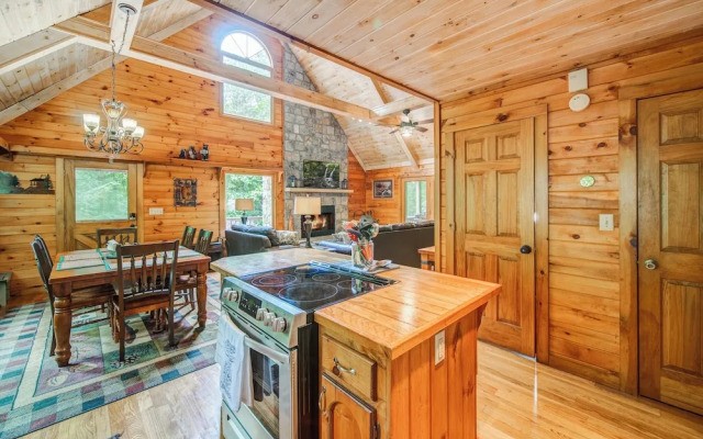 Bear Track Falls Retreat Mtn. Getaway!