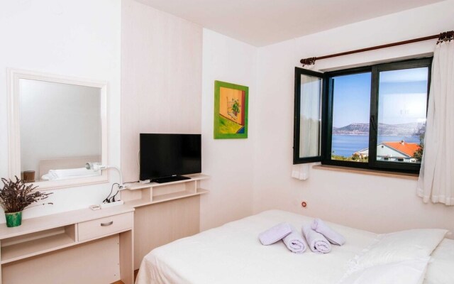 Beautiful Holiday Home in Mali Iz With Pool