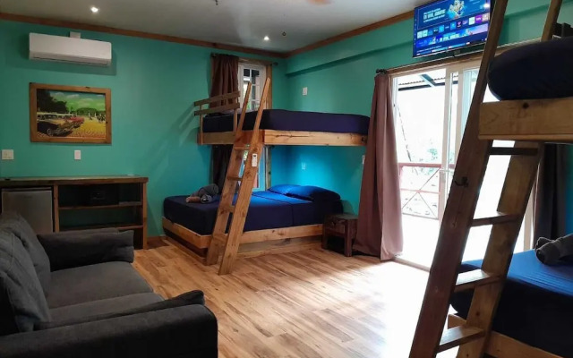 Skully's House - Hotel & Hostel