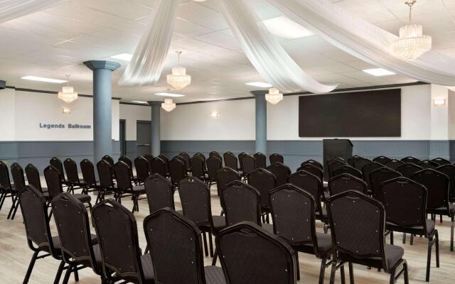 Travelodge By Wyndham Conference Centre & Suites Whitecourt