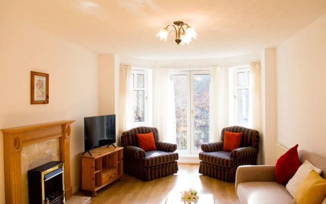 Spacious 2 Bedroom Home in Edinburgh