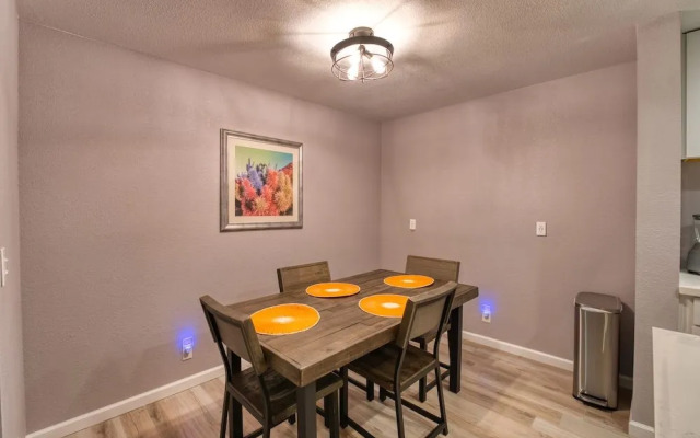 2BR Sleeps 6 Pool BBQ Gym Hot Tub & Bar Hopping!