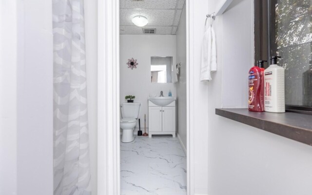 Modern Studio Apartment With King Bed Near Downtown Ottawa