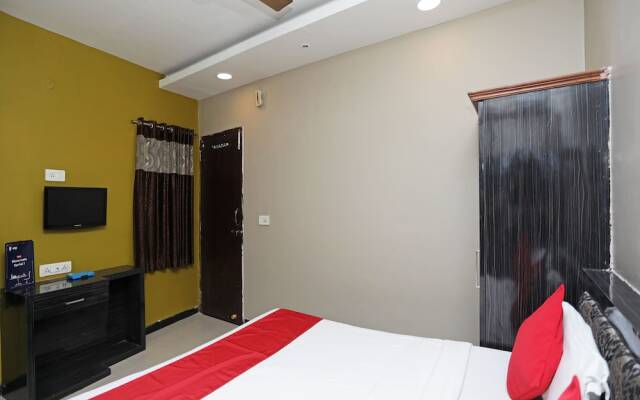 OYO 13392 Hotel Neeraj