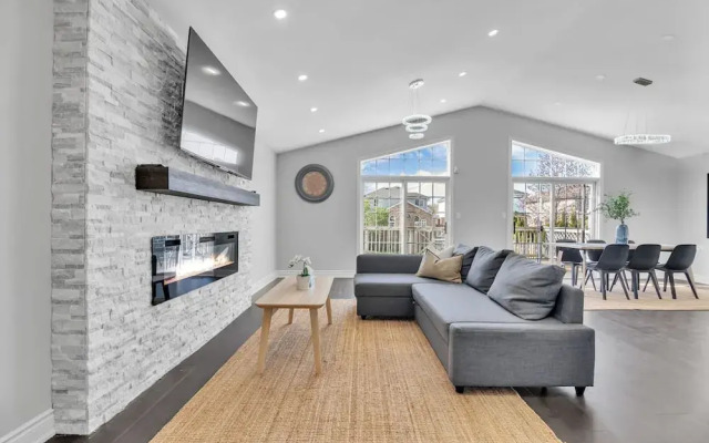 High-ceiling Home Relaxing Patio in Waterloo