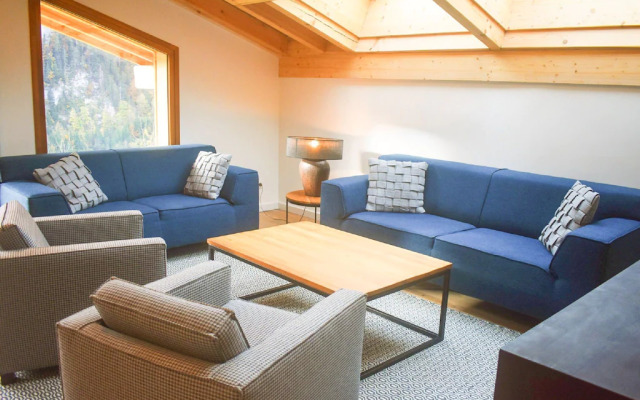 Penthouse with wine climate cabinet, ski lift 1.5 km away.