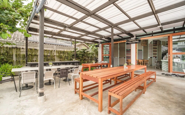 The Dearly Koh Tao Hostel