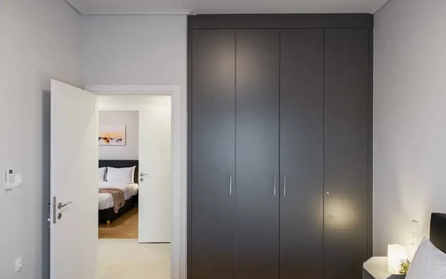 Spacious Seaside Flat at Alimos