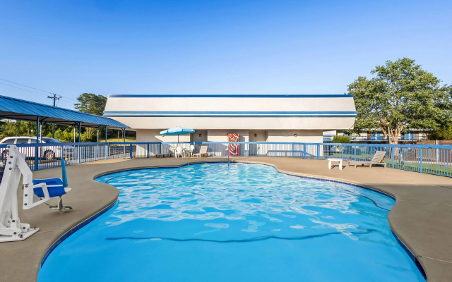 Super 8 by Wyndham Commerce