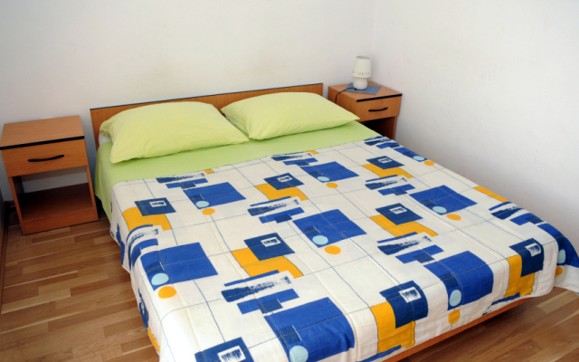 Studio apartment Port - great loaction and free parking: SA3 Murter, Island Murter