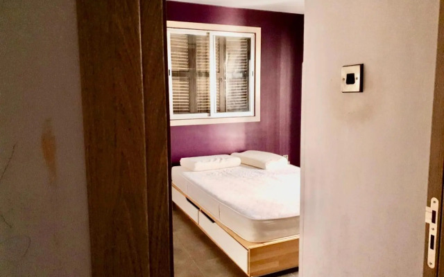 Renovated 2-bedroom flat with free parking, center