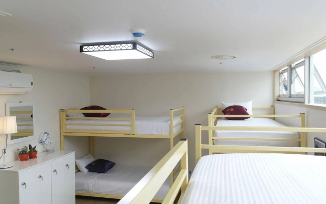 Sun and Moon Guest House - Hostel