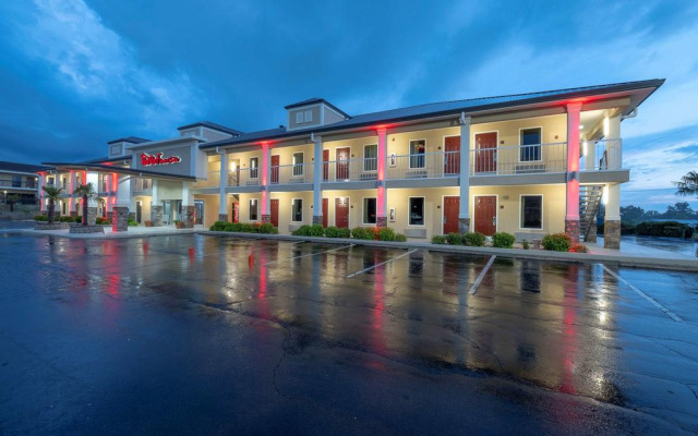 Red Roof Inn & Suites Calhoun