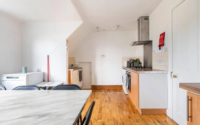 Stunning 5 Bedroom Large Apartment With Parking
