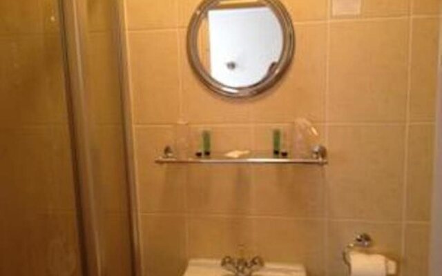 Cross Street Guesthouse & B & B