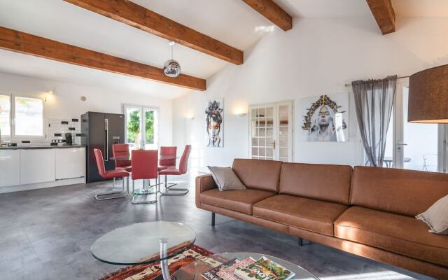 Lavish Villa in Pouzols-Minervois with Jacuzzi