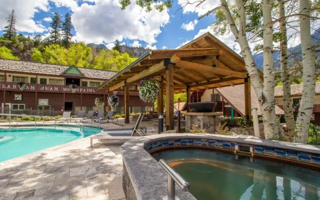 Twin Peaks Lodge & Hot Springs