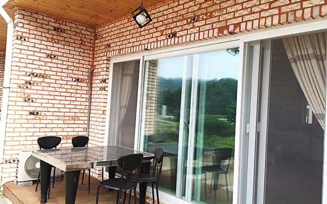 Hwacheon Mountain Water Smell the Smell of Ocher Pension