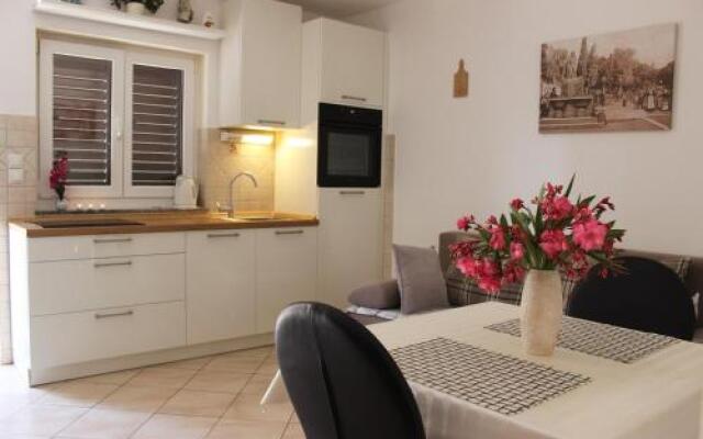 Lanterna Puntamika apt. near beach