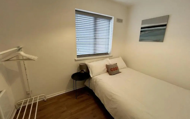 Essex 2 Bed Flat Near Station With Free Parking