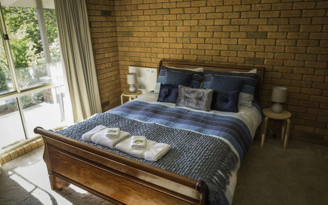 Monty's On Lumley Drive – Guest Rooms – Bright